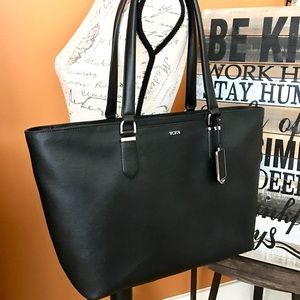 tumi sinclair q tote